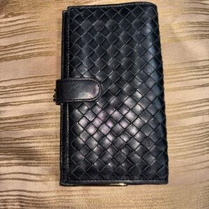 Bottega Veneta Intrecciato Lambskin Black Leather Kiss Lock Wallet Unisex